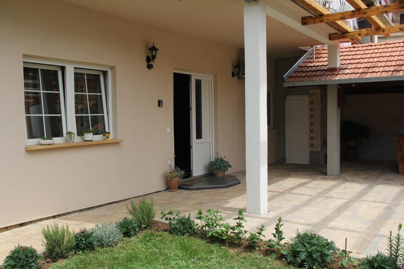 Apartman Lilium Knin Esterno foto