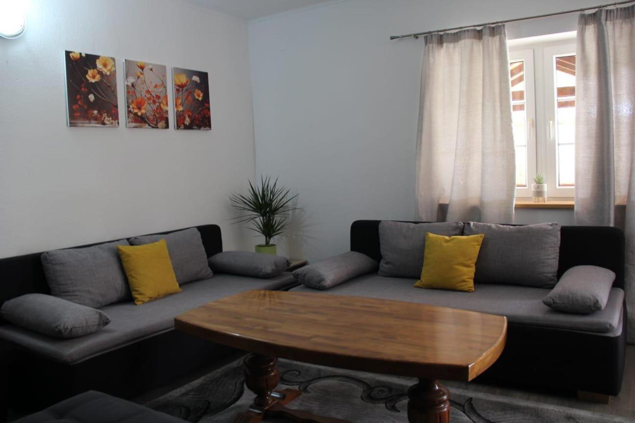 Apartman Lilium Knin Esterno foto